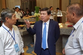 Chủ tịch UBND TP.HCM Nguyễn Thành Phong trao đổi với các đại biểu tại hội nghị