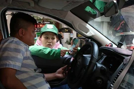 Đề xuất từ chối đăng kiểm với xe hơi nợ phí đỗ lòng đường