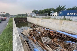 Ngổn ngang trên đại lộ lớn nhất phía Nam TP.HCM