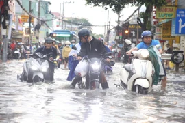Nhiều tuyến đường khu vực phía Đông TP.HCM ngập sâu sau cơn mưa