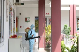 Phun khử khuẩn tại trường học ở Khánh Hòa để chuẩn bị cho học sinh đi học trực tiếp. ảnh: CTV ​