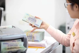 Vì sao người dân, doanh nghiệp gửi mạnh tiền vào ngân hàng?