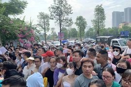 Phụ huynh thức xuyên đêm chờ nộp hồ sơ lớp 1, lãnh đạo ngành giáo dục Hà Đông nói gì?