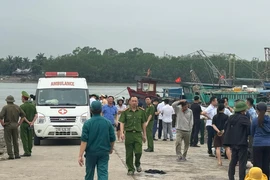 Quảng Ninh: Giông lốc lật thuyền nan đánh bắt thuỷ sản làm 4 người mất tích