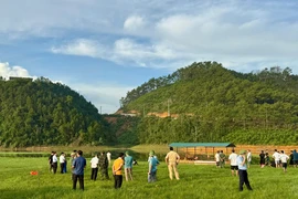 Đi ô tô vào lòng hồ cạn, hai người tử vong tại Quảng Ninh