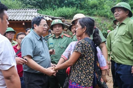 Thủ tướng đến thăm hỏi người dân, chỉ đạo khắc phục hậu quả thiên tai ở Điện Biên