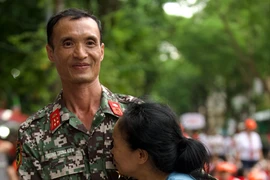 Khoảnh khắc hội ngộ xúc động giữa chiến sĩ và mẹ trong buổi tổng hợp luyện