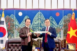 FLC đưa tin ông Trịnh Văn Quyết xuất hiện, gặp Đại sứ Hàn Quốc