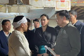Phó Thủ tướng Trần Hồng Hà thăm hỏi gia đình các nạn nhân vụ chìm tàu trên hồ Thác Bà