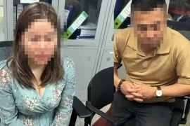 Hải quan sân bay Nội Bài phát hiện 5 hành khách giấu gần 13 kg kim loại nghi là vàng