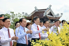 Đoàn đại biểu lãnh đạo Đảng, Nhà nước dâng hoa tại Quảng trường Hồ Chí Minh