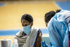 Một người dân ở Châu Phi được chủng ngừa COVID-19. Ảnh: UN AFRICA RENEWAL