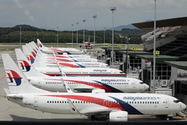 VIDEO: Máy bay Malaysia hạ độ cao đột ngột, suýt gặp nạn