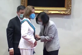 Bà Thái Anh Văn gặp, tặng huân chương danh dự cho bà Pelosi