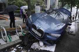 VIDEO: Mưa lớn lịch sử ở Seoul, cả nhà chết vì nước dâng quá nhanh không thoát kịp