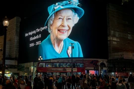ẢNH: Người dân Anh đau buồn, tiếc thương Nữ hoàng Elizabeth II