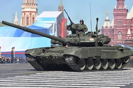 VIDEO: Chỉ huy Ukraine lái xe tăng chiến đấu chủ lực T-90 của Nga