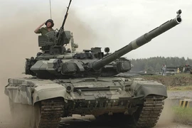 VIDEO: Ukraine trục vớt xe tăng chủ lực T-90A của Nga 