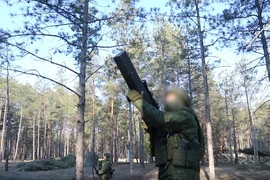 VIDEO: Lính Nga dùng súng hạ UAV Ukraine