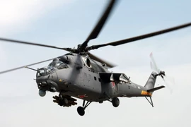 VIDEO: Trực thăng Mi-35 Nga bay sát đất nhả đạn vào mục tiêu Ukraine