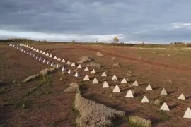 VIDEO: Xe tăng Challenger 2 của Ukraine dọn 'răng rồng' 