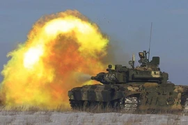 VIDEO: UAV Ukraine tấn công xe tăng chủ lực T-90 Nga ở Bakhmut