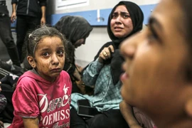 Thảm cảnh Gaza: Bác sĩ phẫu thuật trên mặt đất, thực phẩm chỉ đủ vài ngày