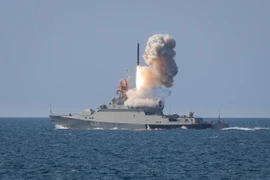 VIDEO: Tàu khu trục Nga phóng loạt tên lửa Kalibr vào mục tiêu Ukraine