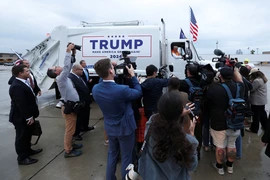 Ông Trump ngồi xe rác đi vận động, đáp trả phát ngôn ‘vạ miệng’ của ông Biden 