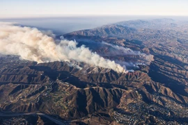 Cháy rừng ở Los Angeles: Tăng gấp đôi lực lượng vệ binh dập bão lửa lan rộng vì gió lớn