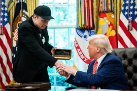 Toàn cảnh cuộc đấu khẩu gay gắt Trump-Musk