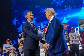 Đồng minh bị bắn tỉa, ông Trump lệnh treo cờ rủ, ông Obama lên tiếng