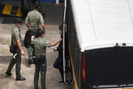 Cảnh sát Hong Kong áp giải Tổng biên tập Apple Daily đến nhà giam Lai Chi Kok ở Hong Kong ngày 19-6. Ảnh: REUTERS