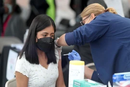 Tiêm chủng vaccine COVID-19 cho người dân ở bang California, Mỹ. Ảnh: REUTERS