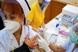 Nhân viên y tế Thái Lan được tiêm vaccine COVID-19 Sinovac của Trung Quốc. Ảnh: REUTERS