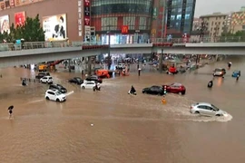Mưa lớn nhiều ngày gây lũ lụt nghiêm trọng tại TP Trịnh Châu, Hà Nam, Trung Quốc. Ảnh: AP
