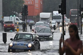 Mưa lớn làm ngập đường phố ở London. Ảnh: GETTY IMAGES