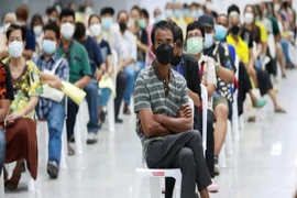 Người dân Thái Lan đợi tiêm vaccine tại một địa điểm tiêm vaccine ở thủ đô Bangkok. Ảnh: REUTERS