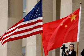 Quốc kỳ Mỹ (trái) và Quốc kỳ Trung Quốc. Ảnh: REUTERS