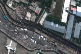 Đám đông tập trung tại khu vực sân bay Kabul (Afghanistan). Ảnh: REUTERS