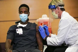 Nhân viên y tế tiêm vaccine ngừa COOVID-19 cho người dân tại Mỹ. Ảnh: WSJ