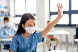 Trẻ em nên đeo khẩu trang khi đi học để giảm thiếu nguy cơ nhiễm bệnh. Ảnh: SHUTTERSTOCK