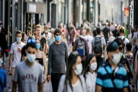 Người dân châu Âu đeo khẩu trang khi ra đường. Ảnh: AFP