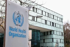 Logo Tổ chức Y tế Thế giới (WHO) đặt bên ngoài trụ sở tại Geneva, Thụy Sĩ. Ảnh: REUTERS