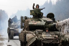 Lính Ukraine trên đường tiến về vùng Luhansk hôm 25-2. Ảnh: AFP
