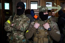 Hai chiến binh Anh tình nguyện tham chiến tại Ukraine. Ảnh: REUTERS