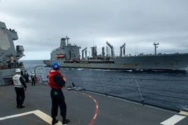Tàu sân bay USS Sampson của Mỹ tại biển Hoa Đông hôm 12-4. Ảnh: US NAVY