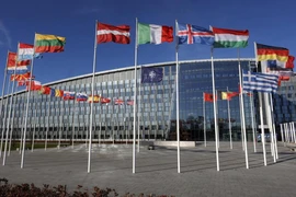Quốc kỳ các nước thành viên NATO bên ngoài trụ sở của khối ở Brussels (Bỉ). Ảnh: AP