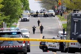 Cảnh sát TP Toronto (Canada) phong tỏa hiện trường nơi bắn chết người đàn ông mang súng. Ảnh: REUTERS