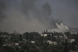 Khói bốc lên sau các cuộc giao tranh giữa Nga và Ukraine ở TP Severodonetsk, tỉnh Luhansk, miền đông Ukraine. Ảnh: AFP